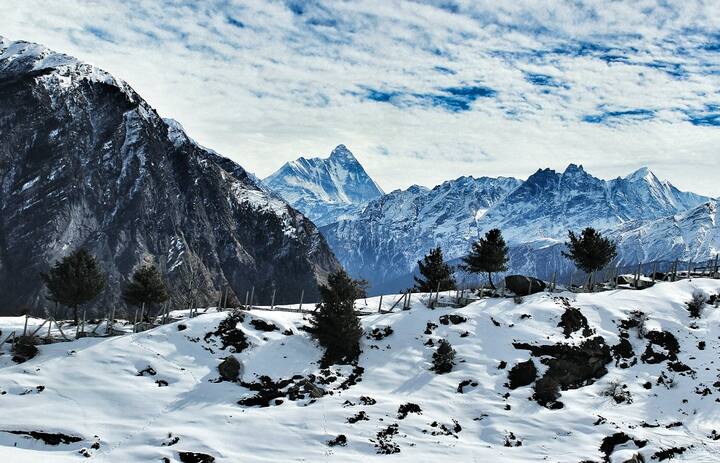  ਅਲਮੋਰਾ, ਉਤਰਾਖੰਡ: ਅਲਮੋਰਾ ਉਤਰਾਖੰਡ ਦੇ ਮੈਦਾਨੀ ਇਲਾਕਿਆਂ ਵਿਚ ਇਕ ਚੰਗਾ ਟੂਰਿਸਟ ਪਲੇਸ ਵੀ ਮੰਨਿਆ ਜਾਂਦਾ ਹੈ। ਇਸ ਜਗ੍ਹਾ ਤੋਂ, ਹਿਮਾਲਿਆ ਦੇ ਬਰਫੀਲੇ ਪਹਾੜਾਂ ਦਾ ਖੂਬਸੂਰਤ ਦ੍ਰਿਸ਼ ਤੁਹਾਨੂੰ ਹੈਰਾਨ ਕਰ ਦੇਵੇਗਾ। ਲਗਪਗ 200 ਸਾਲ ਪੁਰਾਣਾ ਲਾਲਾ ਬਾਜ਼ਾਰ, ਚਿੱਟਈ ਤੇ ਨੰਦਾ ਦੇਵੀ ਮੰਦਰ ਇੱਥੇ ਸਭ ਤੋਂ ਮਨਪਸੰਦ ਥਾਂ ਮੰਨਿਆ ਜਾਂਦਾ ਹੈ। ਬਰਫਬਾਰੀ ਦਸੰਬਰ ਤੇ ਜਨਵਰੀ ਦੇ ਵਿਚਕਾਰ ਕਿਤੇ ਵੀ ਹੋ ਸਕਦੀ ਹੈ।