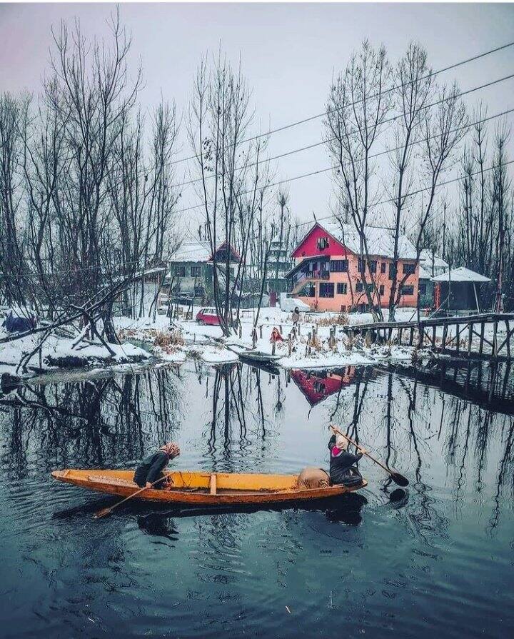 ਜੇਕਰ ਤੁਸੀਂ ਬਰਫਬਾਰੀ ਵੇਖਣ ਦੇ ਸ਼ੌਕੀਨ ਹੋ ਤੇ ਭਾਰਤ ਵਿੱਚ ਇਸ ਦਾ ਅੰਨਦ ਮਾਨਣਾ ਚਾਹੁੰਦੇ ਹੋ ਤਾਂ ਇਸ ਦਾ ਸਭ ਤੋਂ ਚੰਗਾ ਸਮਾਂ ਦਸੰਬਰ-ਜਨਵਰੀ ਦਾ ਹੀ ਹੁੰਦਾ ਹੈ। ਉੱਤਰਾਖੰਡ, ਜੰਮੂ ਕਸ਼ਮੀਰ ਤੋਂ ਲੈ ਕੇ ਉੱਤਰ-ਪੂਰਬ ਤੱਕ ਬਹੁਤ ਸਾਰੀਆਂ ਥਾਵਾਂ ਹਨ ਜਿੱਥੇ ਸਰਦੀਆਂ ਵਿੱਚ ਹਰ ਸਾਲ ਬਰਫਬਾਰੀ ਦੇਖੀ ਜਾ ਸਕਦੀ ਹੈ। ਆਓ ਅੱਜ ਤੁਹਾਨੂੰ ਕੁਝ 10 ਅਜਿਹੀਆਂ ਖੂਬਸੂਰਤ ਥਾਵਾਂ ਦੇ ਬਾਰੇ ਦੱਸਦੇ ਹਾਂ ਜਿੱਥੇ ਤੁਸੀਂ ਬਰਫਬਾਰੀ ਦਾ ਆਨੰਦ ਲੈ ਸਕਦੇ ਹੋ।
