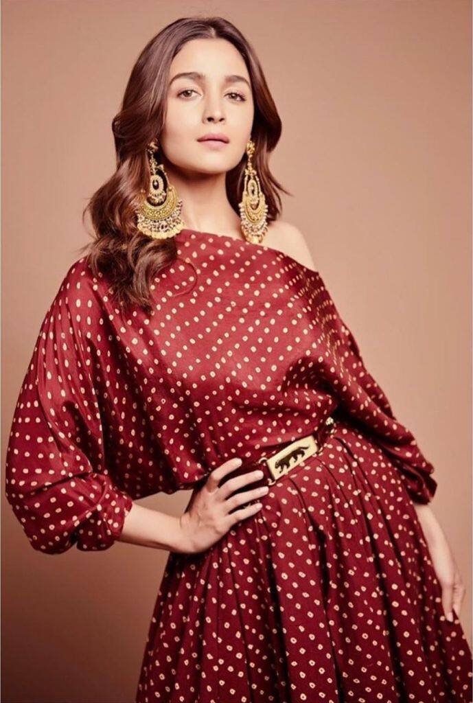 ਆਲਿਆ ਭੱਟ ਨੇ ਕਰੋੜਾਂ ਦੀ ਕਮਾਈ ਕੀਤੀ। ਇਸ ਦੇ ਨਾਲ ਹੀ ਉਸ ਦਾ ਦਿਲ ਵੀ ਵੱਡਾ ਹੈ। ਉਸ ਨੇ ਨਾ ਸਿਰਫ ਆਪਣਾ ਘਰ ਖਰੀਦਿਆ ਬਲਕਿ ਆਪਣੇ ਡਰਾਈਵਰ ਅਤੇ ਮਦਦਗਾਰ ਨੂੰ ਆਪਣਾ ਘਰ ਖਰੀਦਣ ਵਿੱਚ ਮਦਦ ਕੀਤੀ। ਦਰਅਸਲ ਖ਼ਬਰਾਂ ਹਨ ਕਿ ਇੱਕ ਵਾਰ ਆਲਿਆ ਨੇ ਮਕਾਨ ਖਰੀਦਣ ਲਈ ਆਪਣੇ ਡਰਾਈਵਰ ਅਤੇ ਮਦਦਗਾਰ ਨੂੰ 50-50 ਲੱਖ ਰੁਪਏ ਦਾ ਚੈੱਕ ਦਿੱਤੇ ਸੀ। ਦੋਵਾਂ ਨੇ ਆਲਿਆ ਦੀ ਪੇਸ਼ੇਵਰ ਜ਼ਿੰਦਗੀ ਵਿਚ ਇਕ ਮਹੱਤਵਪੂਰਣ ਭੂਮਿਕਾ ਨਿਭਾਈ ਹੈ। ਉਹ ਆਲੀਆ ਨਾਲ ਸਟੂਡੈਂਟ ਆਫ ਦ ਈਅਰ ਨਾਲ ਜੁੜੇ ਹਨ।