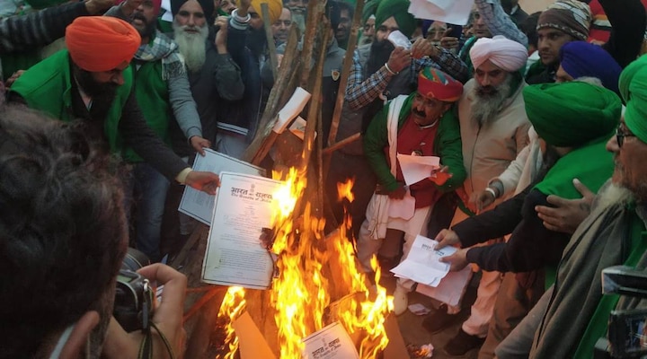 Farmers Burn Copies Of Farm Laws On Lohri at delhi and Punjab ਦਿੱਲੀ ਅਤੇ ਪੰਜਾਬ ਦੇ ਕਿਸਾਨਾਂ ਨੇ ਲੋਹੜੀ ਮੌਕੇ ਸਾੜੀਆਂ ਖੇਤੀ ਕਾਨੂੰਨਾਂ ਦੀਆਂ ਕਾਪੀਆਂ