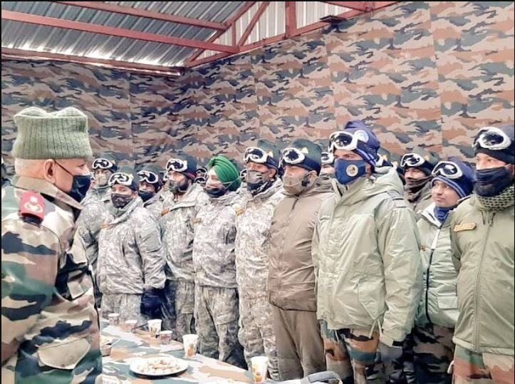 ਚੀਨ ਨਾਲ ਟੱਕਰ ਲੈਣ ਲਈ ਭਾਰਤੀ ਫ਼ੌਜੀ ਨੇ ਕਿਉਂ ਪਹਿਨੀ ਅਮਰੀਕੀ ਆਰਮੀ ਦੀ ਵਰਦੀ? Why did the Indian Army wear the US Army uniform to confront China? ਚੀਨ ਨਾਲ ਟੱਕਰ ਲੈਣ ਲਈ ਭਾਰਤੀ ਫ਼ੌਜੀ ਨੇ ਕਿਉਂ ਪਹਿਨੀ ਅਮਰੀਕੀ ਆਰਮੀ ਦੀ ਵਰਦੀ?