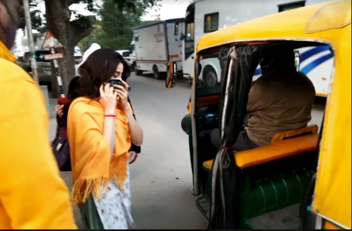 Sridevi's daughter Janvi Kapoor riding on auto instead of luxary car in Punjab, pictures revealed ਸ਼੍ਰੀਦੇਵੀ ਦੀ ਧੀ ਜਾਨਵੀ ਕਪੂਰ ਪੰਜਾਬ 'ਚ ਕਾਰ ਦੀ ਥਾਂ ਆਟੋ 'ਤੇ ਕਰ ਰਹੀ ਸਵਾਰੀ, ਤਸਵੀਰਾਂ ਆਈਆਂ ਸਾਹਮਣੇ 