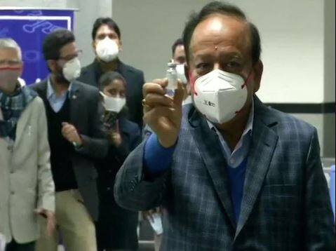 ਕੇਂਦਰੀ ਸਿਹਤ ਮੰਤਰੀ ਹਰਸ਼ ਵਰਧਨ ਨੇ ਦਿੱਲੀ ਦੇ ਏਮਜ਼ ਹਸਪਤਾਲ 'ਚ ਭਾਰਤ ਬਾਇਓਟੈਕ ਵਲੋਂ ਵਿਕਸਤ ਕੋਵੈਕਸਿਨ ਦੀ ਖੁਰਾਕ ਦਿਖਾਈ।