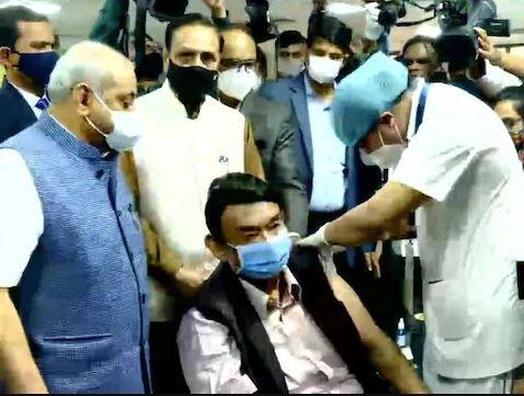 ਗੁਜਰਾਤ ਰਾਜ ਵਿੱਚ ਮੁੱਖ ਮੰਤਰੀ ਵਿਜੇ ਰੁਪਾਨੀ ਅਤੇ ਡਿਪਟੀ ਸੀਐਮ ਨਿਤਿਨ ਪਟੇਲ ਦੀ ਮੌਜੂਦਗੀ ਵਿੱਚ ਟੀਕਾਕਰਣ ਮੁਹਿੰਮ ਦੀ ਸ਼ੁਰੂਆਤ ਹੋਈ।