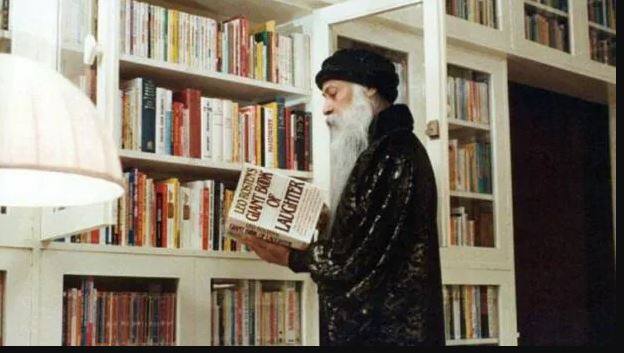 19 ਜਨਵਰੀ, 1990 ਨੂੰ ਰਹੱਸਮਈ ਹਾਲਤਾਂ ਵਿੱਚ ਮੌਤ ਹਾਸਲ ਕਰਨ ਵਾਲੇ ਓਸ਼ੋ ਨੇ ਕਿਹਾ ਕਿ ਕਿਸੇ ਨੂੰ ਮੌਤ ਤੋਂ ਨਹੀਂ ਡਰਨਾ ਚਾਹੀਦਾ, ਬਲਕਿ ਇਸ ਨੂੰ ਮਨਾਉਣਾ ਚਾਹੀਦਾ ਹੈ। ਓਸ਼ੋ ਦੇ ਕੁਝ ਪੈਰੋਕਾਰਾਂ, ਜਿਨ੍ਹਾਂ ਨੂੰ ਭਗਵਾਨ ਸ਼੍ਰੀ ਰਜਨੀਸ਼ ਵੀ ਕਿਹਾ ਜਾਂਦਾ ਹੈ, ਵਿਸ਼ਵਾਸ ਕੀਤਾ ਕਿ ਉਨ੍ਹਾਂ ਦੇ ਗੁਰੂ ਨੂੰ ਉਨ੍ਹਾਂ ਦੇ ਕੁਝ ਭਰੋਸੇਮੰਦ ਸਾਥੀਆਂ ਨੇ ਜ਼ਹਿਰ ਦੇ ਕੇ ਮਾਰਿਆ।