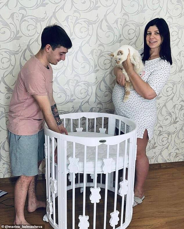 ਇੱਕ ਰਿਪੋਰਟ ਮੁਤਾਬਕ ਮਰੀਨਾ ਤੇ ਉਸ ਦੇ ਮਤਰੇਏ ਬੇਟੇ ਦੀ ਮੁਲਾਕਾਤ 14 ਸਾਲ ਪਹਿਲਾਂ ਹੋਈ ਸੀ। ਉਸ ਸਮੇਂ ਮਰੀਨਾ 21 ਸਾਲਾਂ ਦੀ ਸੀ ਅਤੇ ਉਸਦਾ ਮਤਰੇਈ ਪੁੱਤਰ 7 ਸਾਲਾਂ ਦਾ ਸੀ।