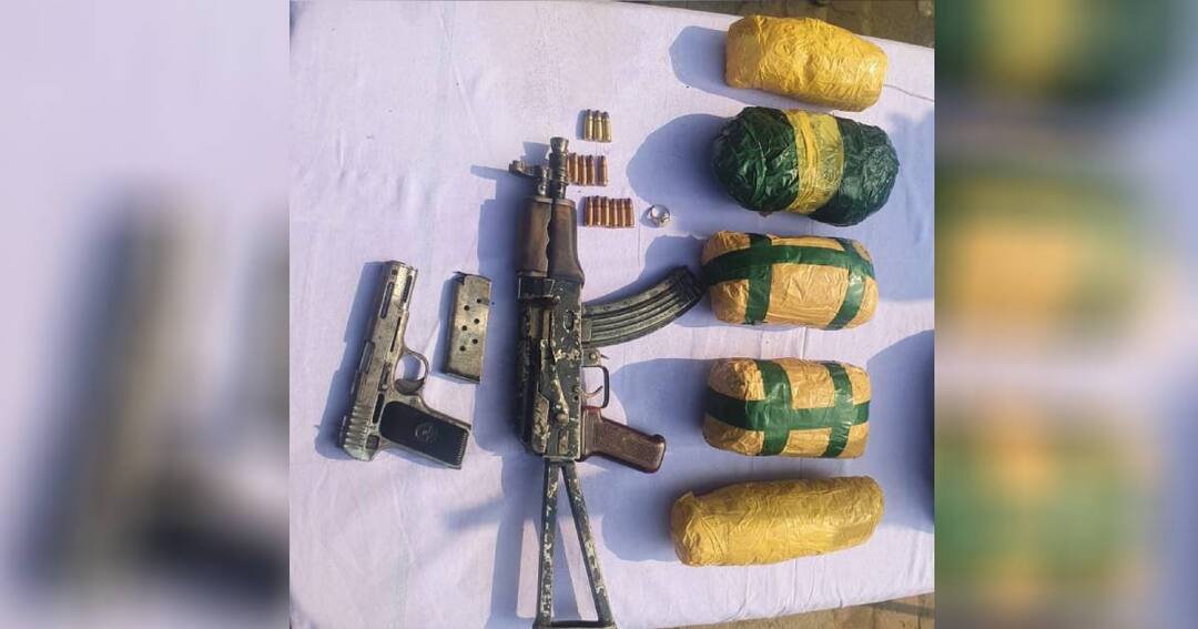 ਅੰਮ੍ਰਿਤਸਰ ਦੇ ਸਰਹੱਦੀ ਇਲਾਕੇ 'ਚ AK-47 ਸਮੇਤ ਫੜੀ ਗਈ ਨਸ਼ੇ ਦੀ ਖੇਪ A consignment of drugs including an AK-47 was seized in the border area of Amritsar ਅੰਮ੍ਰਿਤਸਰ ਦੇ ਸਰਹੱਦੀ ਇਲਾਕੇ 'ਚ AK-47 ਸਮੇਤ ਫੜੀ ਗਈ ਨਸ਼ੇ ਦੀ ਖੇਪ