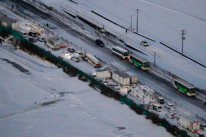 ਜਪਾਨ ਦੇ ਕੁਝ ਹਿੱਸੇ ਅਸਾਧਾਰਣ ਤਰੀਕਿਆਂ ਨਾਲ ਭਾਰੀ ਬਰਫਬਾਰੀ ਹੋ ਰਹੀ ਹੈ। ਇੱਕ ਮਹੀਨੇ ਵਿਚ ਤਿੰਨ ਬਰਫੀਲੇ ਤੂਫਾਨ ਆਏ ਹਨ। ਪਿਛਲੇ ਹਫਤੇ ਆਏ ਤੂਫਾਨ ਕਾਰਨ ਕਈ ਇਲਾਕਿਆਂ ਵਿੱਚ 7 ਫੁੱਟ ਤੱਕ ਬਰਫ ਜਮ ਗਈ ਸੀ। ਕਈ ਘਰ ਤੇ ਵਾਹਨ ਬਰਫ ਵਿੱਚ ਦੱਬ ਗਏ। ਹੋਨਸਿਕੂ ਰਾਸ਼ਟਰੀ ਰਾਜਮਾਰਗ 'ਤੇ 1200 ਤੋਂ ਵੱਧ ਟਰੱਕ ਫਸੇ ਹੋਏ ਸੀ।