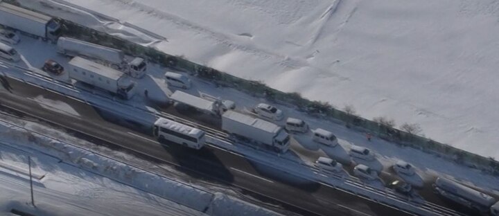 ਸਥਿਤੀ ਹੋਰ ਵਿਗੜੀ ਤਾਂ ਅਧਿਕਾਰੀ ਇਨ੍ਹਾਂ ਵਾਹਨਾਂ ਵਿਚ ਫਸੇ ਲੋਕਾਂ ਲਈ ਕੰਬਲ ਤੇ ਭੋਜਨ ਲੈ ਕੇ ਆਏ। ਇਸ ਦੌਰਾਨ ਫੁਜੀਵਾਰਾ ਸ਼ਹਿਰ ਵਿੱਚ ਤਿੰਨ ਦਿਨਾਂ ਵਿੱਚ ਦੋ ਮੀਟਰ ਤੋਂ ਵੱਧ ਬਰਫਬਾਰੀ ਹੋਈ ਹੈ। ਇਸ ਨੂੰ ਇਤਿਹਾਸ ਦੀ ਸਭ ਤੋਂ ਉੱਚੀ ਬਰਫਬਾਰੀ ਮੰਨਿਆ ਜਾ ਰਿਹਾ ਹੈ।