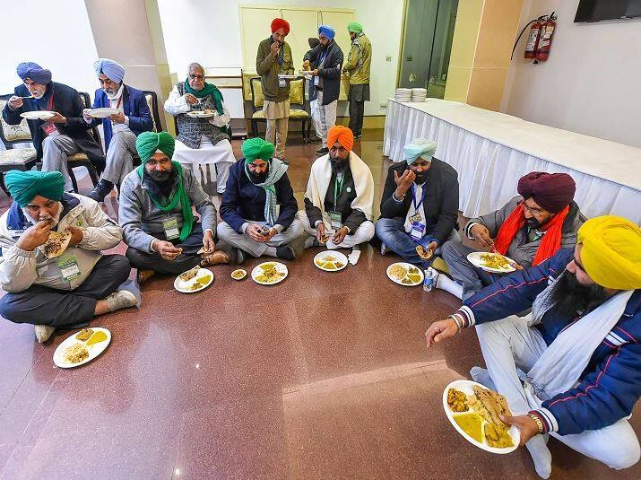 ਸਰਕਾਰ ਨੂੰ ਕਿਸਾਨਾਂ ਤੋਂ ਦਿਖੀ ਉਮੀਦ, ਡੇਢ ਸਾਲ ਤੱਕ ਕਾਨੂੰਨ ਰੋਕਣ ਦੇ ਆਫਰ 'ਤੇ ਕਿਸਾਨ ਅੱਜ ਕਰਨਗੇ ਮੰਥਨ Expectations from the farmers to the government, the farmers will shake up today on the offer to stop the law for a year and a half ਸਰਕਾਰ ਨੂੰ ਕਿਸਾਨਾਂ ਤੋਂ ਦਿਖੀ ਉਮੀਦ, ਡੇਢ ਸਾਲ ਤੱਕ ਕਾਨੂੰਨ ਰੋਕਣ ਦੇ ਆਫਰ 'ਤੇ ਕਿਸਾਨ ਅੱਜ ਕਰਨਗੇ ਮੰਥਨ