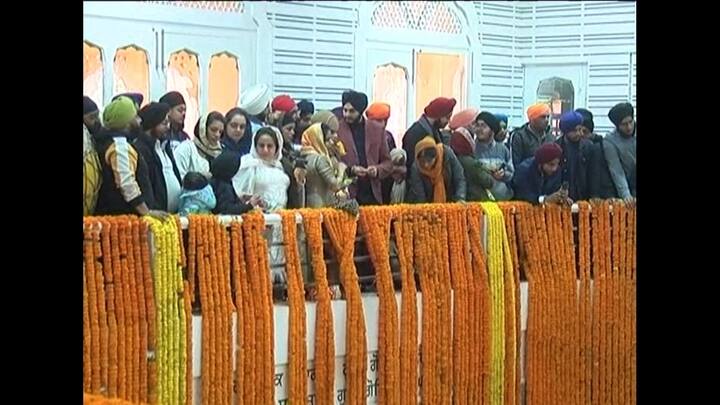 ਦੀਵਾਨ ਦੀ ਸਮਾਪਤੀ ਤੋਂ ਬਾਅਦ 1 ਵਜੇ ਦੇ ਕਰੀਬ ਨੌਂਵੇਂ ਮਹੱਲੇ ਦੇ ਸਲੋਕ ਅਰੰਭ ਹੁੰਦੇ ਹਨ ਜਿਸ ਦੀ ਸਮਾਪਤੀ ਤੋਂ ਬਾਅਦ ਦਸਮ ਪਾਤਸ਼ਾਹ ਦੀ ਜਨਮਗਾਥਾ ਦਾ ਕੀਰਤਨ ਕੀਤਾ ਜਾਂਦਾ ਹੈ।