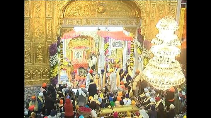 ਸੰਗਤ ਵੱਲੋਂ ਗੁਰੂ ਸਾਹਿਬ ਦੇ ਮਹਾਨ ਦਰਬਾਰ 'ਤੇ ਫੁੱਲਾਂ ਦੀ ਵਰਖਾ ਕੀਤੀ ਜਾਂਦੀ ਹੈ ਜਿਸ ਨਾਲ ਅਨੰਦਮਈ ਮਾਹੌਲ ਸਿਰਜਦਾ ਹੈ।