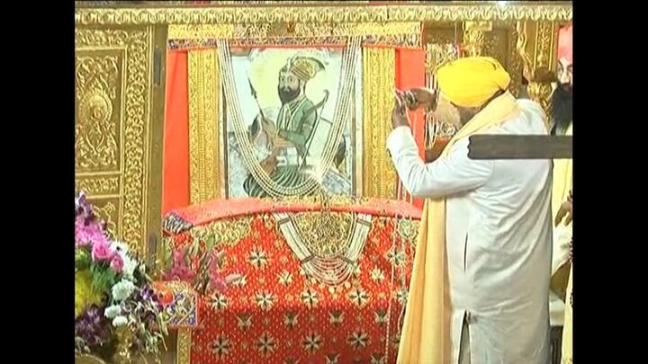 ਅੰਤਾਂ ਦੀ ਠੰਢ ਹੋਣ ਦੇ ਬਾਵਜੂਦ ਵੀ ਸੰਗਤ ਦਾ ਠਾਠਾਂ ਮਾਰਦਾ ਸੈਲਾਬ ਵੇਖਿਆਂ ਹੀ ਬਣਦਾ ਸੀ।