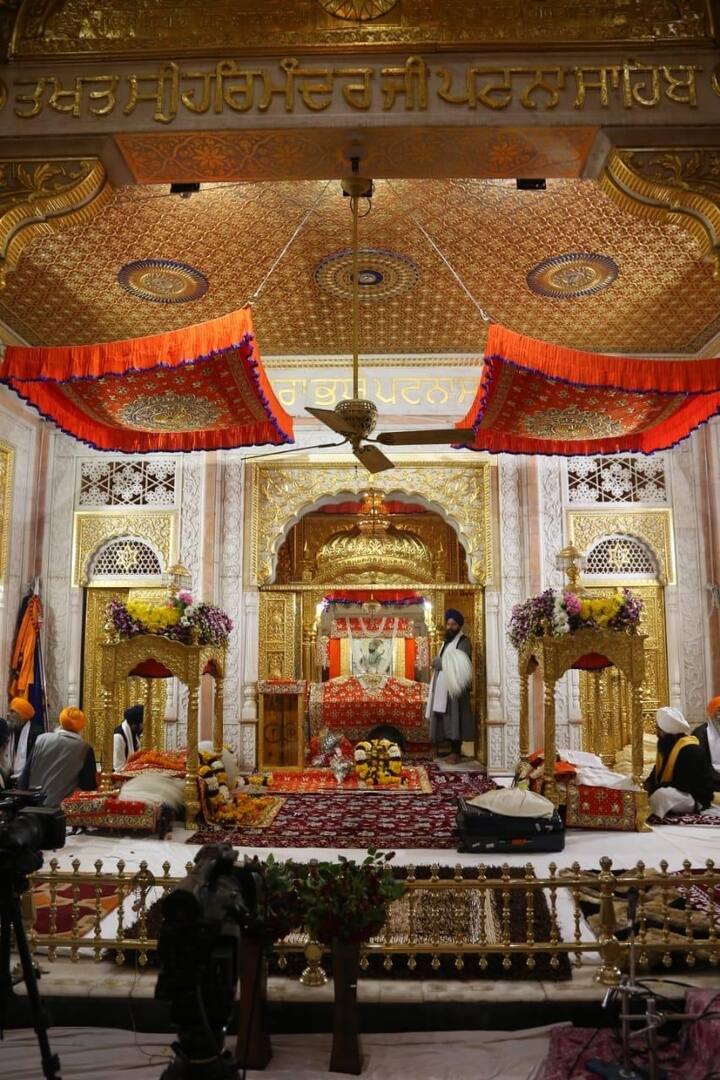 ਦੋ ਵਜੇ ਦੇ ਕਰੀਬ ਸ਼੍ਰੀ ਅਖੰਡ ਪਾਠ ਸਾਹਿਬ ਦੇ ਭੋਗ ਪਾਏ ਗਏ। ਫੁੱਲਾਂ ਦੀ ਵਰਖਾ ਹੋਈ ਤੇ ਤਖਤ ਸਾਹਿਬ ਤੇ ਅਲੌਕਿਕ ਮਾਹੌਲ ਸਿਰਜਿਆ ਗਿਆ।