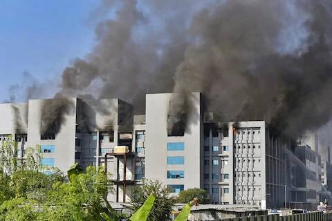 ਇਸ ਤੋਂ ਪਹਿਲਾਂ ਸੀਰਮ ਇੰਸਟੀਟਿਊਟ ਆਫ ਇੰਡੀਆ ਦੇ ਸੀਈਓ ਆਦਾਰ ਪੂਨਾਵਾਲਾ ਨੇ ਕਿਹਾ ਕਿ ਅੱਜ ਦੀ ਘਟਨਾ ਨਾਲ ਕੋਵਿਸ਼ੀਲਡ ਟੀਕਿਆਂ ਦੇ ਨਿਰਮਾਣ ਨੂੰ ਕੋਈ ਨੁਕਸਾਨ ਨਹੀਂ ਹੋਇਆ।