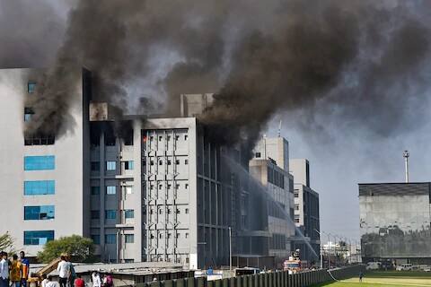 ਸੀਰਮ ਇੰਸਟੀਟਿਊਟ 'ਚ ਅੱਗ 'ਚ ਜਾਨ ਗਵਾਉਣ ਵਾਲੇ ਪੰਜ ਮਜਦੂਰ ਸਨ। ਇਨ੍ਹਾਂ 'ਚੋਂ ਦੋ ਪੁਣੇ ਤੇ ਦੋ ਉੱਤਰ ਪ੍ਰਦੇਸ਼ ਦੇ ਸਨ। ਇਕ ਮਜਦੂਰ ਬਿਹਾਰ ਤੋਂ ਸੀ। ਮ੍ਰਿਤਕਾਂ ਦੇ ਪਰਿਵਾਰਾਂ ਪ੍ਰਤੀ ਸੀਰਮ ਇੰਸਟੀਟਿਊਟ ਨੇ ਹਮਦਰਦੀ ਪ੍ਰਗਟ ਕੀਤੀ ਤੇ 25-25 ਲੱਖ ਰੁਪਏ ਮੁਆਵਜ਼ਾ ਦੇਣ ਦੀ ਗੱਲ ਆਖੀ ਹੈ।