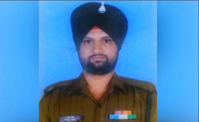 Form Ambala, Army jawan killed in Pakistani firing along LoC in J&K's Poonch ਪਾਕਿਸਤਾਨ ਵੱਲੋਂ ਕੀਤੀ ਫਾਈਰਿੰਗ 'ਚ ਅੰਬਾਲਾ ਦਾ ਜਵਾਨ ਸ਼ਹੀਦ, ਪਿੰਡ 'ਚ ਸੋਗ ਦੀ ਲਹਿਰ