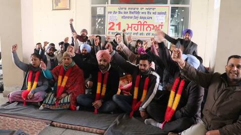 21 ਮਹੀਨਿਆਂ ਤੋਂ ਨਹੀਂ ਮਿਲੀ ਤਨਖ਼ਾਹ, ਸਟਾਫ਼ ਨੇ ਕੀਤੀ ਭੁੱਖ ਹੜਤਾਲ 21 ਮਹੀਨਿਆਂ ਤੋਂ ਨਹੀਂ ਮਿਲੀ ਤਨਖ਼ਾਹ, ਸਟਾਫ਼ ਨੇ ਕੀਤੀ ਭੁੱਖ ਹੜਤਾਲ