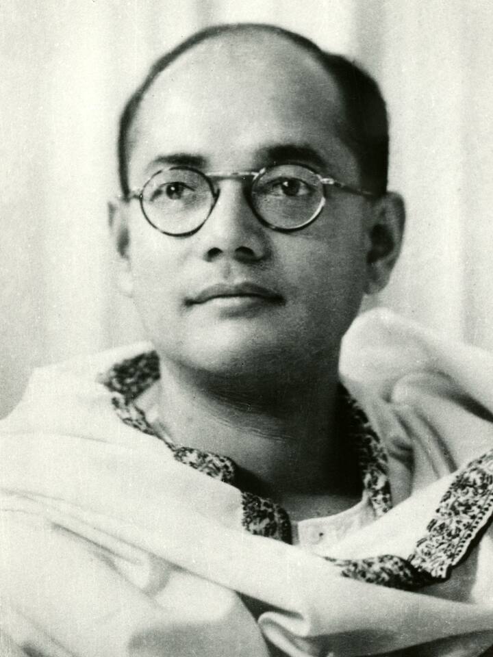 Subhash Chandra Bose Jayanti: ਤੁਸੀਂ ਮੈਨੂੰ ਖੂਨ ਦਿਓ, ਮੈਂ ਤੁਹਾਨੂੰ ਆਜ਼ਾਦੀ ਦੇਵਾਂਗਾ ....! ਜੈ ਹਿੰਦ! ਅੱਜ ਨੇਤਾ ਜੀ ਸੁਭਾਸ਼ ਚੰਦਰ ਬੋਸ ਦਾ 125ਵੀਂ ਜਨਮ ਦਿਵਸ ਹੈ, ਜਿਨ੍ਹਾਂ ਨੇ ਸਲੋਗਨ ਨਾਲ ਆਜ਼ਾਦੀ ਸੰਗਰਾਮ ਨੂੰ ਨਵੀਂ ਤਾਕਤ ਦਿੱਤੀ ਸੀ। ਨੇਤਾਜੀ ਸੁਭਾਸ਼ ਚੰਦਰ ਬੋਸ ਭਾਰਤ ਦੇ ਮਹਾਨ ਫਰੀਡਮ ਫਾਈਟਰਸ ਵਿੱਚੋਂ ਇੱਕ ਹਨ ਜਿਨ੍ਹਾਂ ਤੋਂ ਅੱਜ ਦਾ ਨੌਜਵਾਨ ਵਰਗ ਪ੍ਰੇਰਣਾ ਲੈਂਦਾ ਹੈ। ਸਰਕਾਰ ਨੇ ਨੇਤਾ ਜੀ ਦੇ ਜਨਮ ਦਿਨ ਨੂੰ ਬਹਾਦਰੀ ਦੇ ਦਿਨ (Parakram Diwas) ਵਜੋਂ ਐਲਾਨਿਆ ਹੈ। 