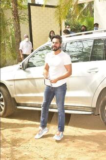 ਆਪਣੀ ਵਹੁਟੀ ਨੂੰ ਲੈਣ ਲਈ ਨਿਕਲੇ ਵਰੁਣ ਧਵਨ, ਇਥੇ ਦੇਖੋ ਤਸਵੀਰਾਂ 