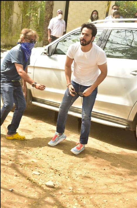 ਬਾਲੀਵੁੱਡ ਅਭਿਨੇਤਾ ਵਰੁਣ ਧਵਨ ਨੇ ਆਪਣੇ ਬਚਪਨ ਦੀ ਦੋਸਤ ਨਤਾਸ਼ਾ ਦਲਾਲ ਨਾਲ ਵਿਆਹ ਕਰਨ ਤੋਂ ਪਹਿਲਾਂ ਆਪਣੇ ਸਕੂਲ ਅਤੇ ਕਾਲਜ ਦੇ ਦੋਸਤਾਂ ਨਾਲ ਬੈਚਲਰਜ਼ ਪਾਰਟੀ ਦਾ ਜਸ਼ਨ ਮਨਾਇਆ। 