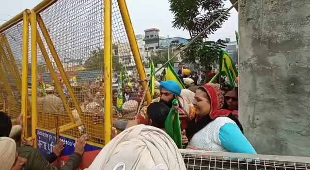 ਕਿਸਾਨਾਂ ਵਲੋਂ ਮਨੋਰੰਜਨ ਕਾਲੀਆ ਦਾ ਜ਼ਬਰਦਸਤ ਵਿਰੋਧ