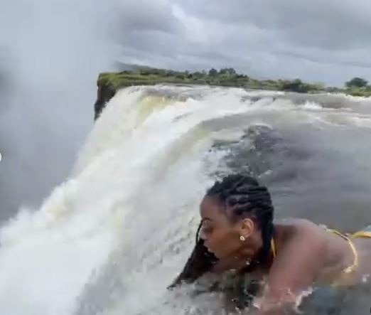 ਪੂਰੀ ਦੁਨੀਆ 'ਚ ਕਈ ਅਜਿਹੇ ਫੋਟੋਸ਼ੂਟ ਕਰਵਾਏ ਜਾਂਦੇ ਹਨ ਜੋ ਅਨੌਖੇ ਥੀਮ, ਸੈਟਅਪ ਕਾਰਨ ਚਰਚਾ' ਚ ਆਉਂਦੇ ਹਨ। ਅਜਿਹਾ ਹੀ ਇੱਕ ਫੋਟੋਸ਼ੂਟ ਇਨ੍ਹੀਂ ਦਿਨੀਂ ਕਾਫੀ ਚਰਚਾ ਵਿੱਚ ਹੈ। ਇਹ ਫੋਟੋਸ਼ੂਟ ਦੁਨੀਆ ਦੇ ਸਭ ਤੋਂ ਵੱਡੇ ਝਰਨੇ ਦੇ ਸਿਖਰ 'ਤੇ ਕੀਤਾ ਗਿਆ ਹੈ।