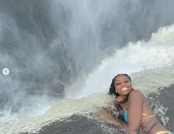  ਜਿਸ ਝਰਨੇ ਦੇ ਉੱਪਰ ਇਹ ਫੋਟੋਸ਼ੂਟ ਕੀਤਾ ਗਿਆ ਹੈ ਉਸਦਾ ਨਾਮ ਵਿਕਟੋਰੀਆ ਫਾਲਸ ਹੈ। ਇਹ ਲਗਭਗ 1640 ਫੁੱਟ ਡੂੰਘਾ ਝਰਨਾ ਹੈ। ਇੱਥੇ ਫੋਟੋਸ਼ੂਟ ਤਾਂ ਦੂਰ ਹੇਠਾਂ ਵੇਖ ਕੇ ਕਿਸੇ ਦੀ ਵੀ ਹਾਲਤ ਖਰਾਬ ਹੋ ਜਾਵੇ।