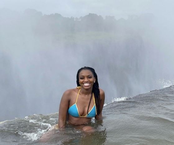  ਇਸ ਫੋਟੋਸ਼ੂਟ ਦੀ ਵੀਡੀਓ ਅਮੈਰੀਸ ਨੇ ਆਪਣੇ ਇੰਸਟਾਗ੍ਰਾਮ ਅਕਾਉਂਟ 'ਤੇ ਸ਼ੇਅਰ ਕੀਤੀ ਹੈ। ਵੀਡਿਓ ਨੂੰ ਸਾਂਝਾ ਕਰਦੇ ਹੋਏ, ਉਸਨੇ ਲਿਖਿਆ, 