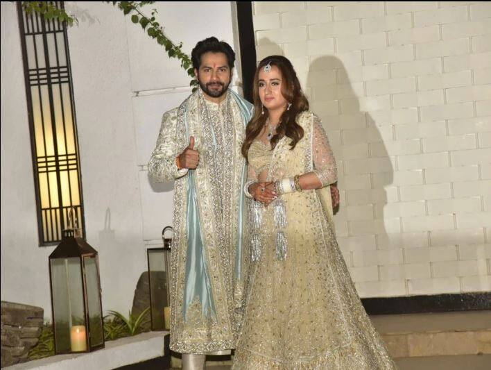 ਤੁਹਾਨੂੰ ਦੱਸ ਦੇਈਏ ਕਿ 24 ਜਨਵਰੀ ਨੂੰ ਵਰੁਣ ਨੇ ਆਪਣੇ ਬਚਪਨ ਦੀ ਦੋਸਤ ਨਤਾਸ਼ਾ ਦਲਾਲ ਨਾਲ ਵਿਆਹ ਕਰਵਾ ਲਿਆ। ਵਿਆਹ ਇੱਕ ਨਿੱਜੀ ਸਮਾਰੋਹ ਵਿੱਚ ਹੋਇਆ ਜਿਸ ਵਿੱਚ ਪਰਿਵਾਰ ਦੇ ਕਰੀਬੀ 40ਰਿਸ਼ਤੇਦਾਰਾਂ ਨੇ ਸ਼ਿਰਕਤ ਕੀਤੀ।