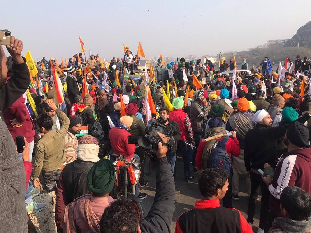 Farmers sat in front of barricades, Want to Parade on ring road ਕਿਸਾਨ ਰਿੰਗ ਰੋਡ 'ਤੇ ਚੜ੍ਹਣ ਲਈ ਬਾਜਿਦ, ਪੁਲਿਸ ਬੈਰੀਕੇਡ ਸਾਹਮਣੇ ਲਾਏ ਮੋਰਚੇ