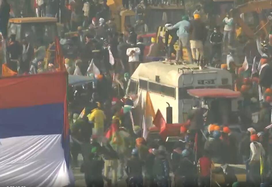 Dispute between police and farmers, police claim Nihang Singh tried to attack with sword ਪੁਲਿਸ ਅਤੇ ਕਿਸਾਨਾਂ ਵਿਚਾਲਾ ਤਕਰਾਰ, ਪੁਲਿਸ ਦਾ ਦਾਅਵਾ ਨਿਹੰਗ ਸਿੰਘਾਂ ਨੇ ਤਲਵਾਰ ਨਾਲ ਹਮਲੇ ਦੀ ਕੀਤੀ ਕੋਸ਼ਿਸ਼, ਕਿਸਾਨ ਰਿੰਗ ਰੋਡ ਤੇ ਚੜ੍ਹੇ