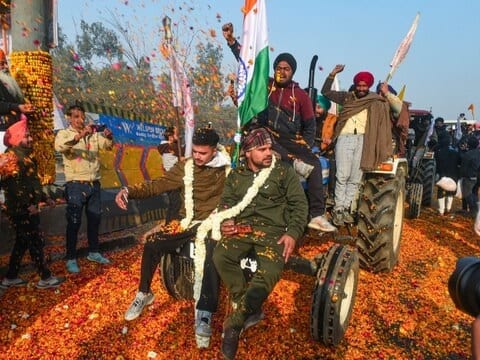 ਉੱਤਰ ਪ੍ਰਦੇਸ਼ ਸਰਹੱਦ ਗਾਜ਼ੀਪੁਰ ਬਾਰਡਰ 'ਤੇ ਪ੍ਰਦਰਸ਼ਨਕਾਰੀ ਕਿਸਾਨਾਂ 'ਚ ਸ਼ਾਮਲ ਕੁਝ ਨੌਜਵਾਨ ਗਣਤੰਤਰ ਦਿਵਸ ਪਰੇਡ ਲਈ ਮੰਗਲਵਾਰ ਨੂੰ ਤੈਅ ਸਮੇਂ ਤੋਂ ਪਹਿਲਾਂ ਬੈਰੀਕੇਡ ਹਟਾ ਕੇ ਦੇਸ਼ ਦੀ ਰਾਜਧਾਨੀ ਦਿੱਲੀ 'ਚ ਦਾਖਲ ਹੋ ਗਏ। ਉੱਥੇ ਹੀ ਟ੍ਰੈਕਟਰ 'ਤੇ ਬੈਠੇ ਨੌਜਵਾਨ ਕਿਸਾਨ ਤੇਜ ਆਵਾਜ਼ 'ਚ ਡੀਜੇ, ਤੇਜ਼ ਰਫਤਾਰ 'ਚ ਟ੍ਰੈਕਟਰ ਹਾਈਵੇਅ ਤੇ ਦੜਾਉਂਦੇ ਨਜ਼ਰ ਆਏ।