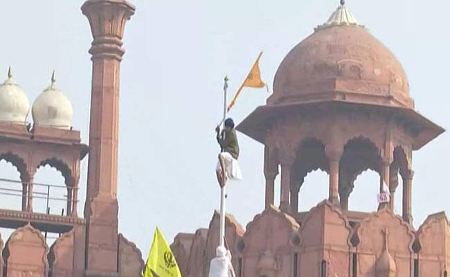 Security at the Red Fort increases on January 26, but this year's negligence raises a number of questions 26 ਜਨਵਰੀ 'ਤੇ ਵਧ ਜਾਂਦੀ ਹੈ ਲਾਲ ਕਿਲ੍ਹੇ ਦੀ ਸੁਰੱਖਿਆ, ਪਰ ਇਸ ਸਾਲ ਹੋਈ ਲਾਪਰਵਾਹੀ ਨੇ ਖੜ੍ਹੇ ਕੀਤੇ ਕਈ ਸਵਾਲ