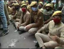 Tractor Rally: ਕਿਸਾਨਾਂ ਨੂੰ ਰੋਕਣ ਲਈ ਸੜਕ 'ਤੇ ਬੈਠੇ ਪੁਲਿਸ ਵਾਲੇ, ਦੇਖੋ ਤਸਵੀਰਾਂ 