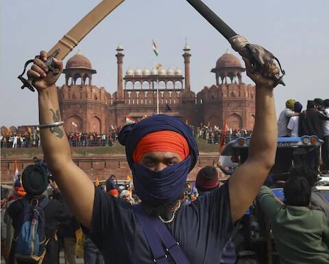 ਸਿੰਘੂ ਬਾਰਡਰ ਤੋਂ ਨਿਕਲਿਆ ਕਿਸਾਨਾਂ ਦਾ ਕਾਫਲਾ ਇੰਨਾ ਲੰਬਾ ਹੋ ਗਿਆ ਕਿ ਇਸ ਨਾਲ ਥਾਂ-ਥਾਂ ਜਾਮ ਲੱਗਣਾ ਵੀ ਸ਼ੁਰੂ ਹੋ ਗਿਆ। ਪਰ ਪ੍ਰੇਸ਼ਾਨੀ ਉਦੋਂ ਸ਼ੁਰੂ ਹੋਈ ਤਾਂ ਕਾਫਲੇ ਨੇ ਤੈਅ ਰੂਟ ਤੋਂ ਦੂਜੇ ਰਾਹ 'ਤੇ ਜਾਣ ਦੀ ਕੋਸ਼ਿਸ਼ ਕੀਤੀ।