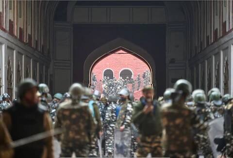 ਦੁਪਹਿਰ ਕਰੀਬ ਸਾਢੇ ਤਿੰਨ ਵਜੇ ਸਰਕਾਰ ਨੇ ਐਡੀਸ਼ਨਲ ਪੁਲਿਸ ਪ੍ਰਸ਼ਾਸਨ ਲਾਲ ਕਿਲ੍ਹਾ ਭੇਜਿਆ ਤੇ ਪ੍ਰਦਰਸ਼ਨਕਾਰੀਆਂ ਨੂੰ ਉੱਥੋਂ ਹਟਾਉਣਾ ਸ਼ੁਰੂ ਕੀਤਾ।