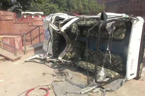 ਇਸ ਤੋਂ ਪਹਿਲਾਂ, ਵਿਰੋਧ ਕਰ ਰਹੇ ਕਿਸਾਨਾਂ ਨੇ ਲਾਲਾ ਕਿਲ੍ਹੇ ਦੇ ਬਾਹਰ ਪੁਲਿਸ ਦੀ ਕਾਰ ਨੂੰ ਨਿਸ਼ਾਨਾ ਬਣਾਇਆ ਅਤੇ ਇਸ ਨੂੰ ਤੋੜ ਦਿੱਤਾ।