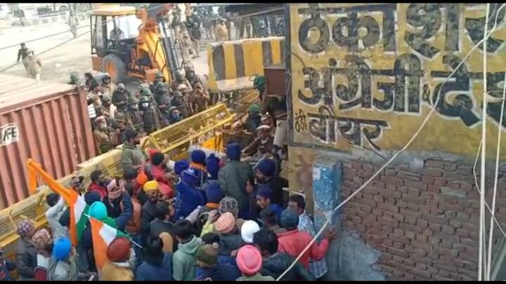 ਦਿੱਲੀ ਦੇ ਸਿੰਘੂ ਬਾਰਡਰ 'ਤੇ ਪੁਲਿਸ ਵੱਲੋਂ ਬੈਰੀਕੇਡਿੰਗ ਕਰਨ ਦੀ ਕਾਰਵਾਈ ਜਾਰੀ ਹੈ।