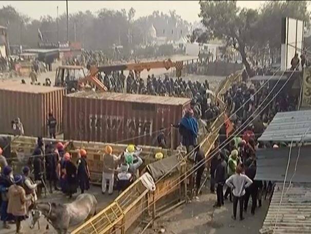 ਤਸਵੀਰਾਂ ਸਿੰਘੂ ਬਾਰਡਰ ਦੀਆਂ ਹਨ ਜਿੱਥੇ ਪੁਲਿਸ ਵੱਲੋਂ ਬੈਰੀਕੇਡਿੰਗ ਕੀਤੀ ਜਾ ਰਹੀ ਹੈ। ਇਸ ਬੈਰੀਕੇਡਿੰਗ ਦਾ ਨਿੰਹਗ ਸਿੰਘਾਂ ਵੱਲੋਂ ਵਿਰੋਧ ਕੀਤਾ ਜਾ ਰਿਹਾ ਹੈ।