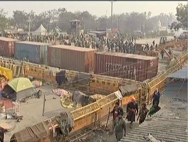 ਪੁਲਿਸ ਵੱਲੋਂ ਪੈਦਲ ਜਾਣ ਵਾਲਾ ਰਸਤਾ ਬੰਦ ਕੀਤਾ ਜਾ ਰਿਹਾ ਹੈ ਜਿਸ ਦਾ ਵਿਰੋਧ ਨਿਹੰਗ ਸਿੰਘਾਂ ਨੇ ਕੀਤਾ ਹੈ।