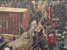 ਸਿੰਘੂ ਬਾਰਡਰ 'ਤੇ ਪੁਲਿਸ ਕਰ ਰਹੀ ਬੈਰੀਕੇਡਿੰਗ, ਇੰਟਰਨੈੱਟ ਦੇ ਨਾਲ ਕਾਲ ਸਰਵਿਸ ਵੀ ਬੰਦ, ਨਿਹੰਗ ਸਿੰਘਾਂ ਵੱਲੋਂ ਵਿਰੋਧ  