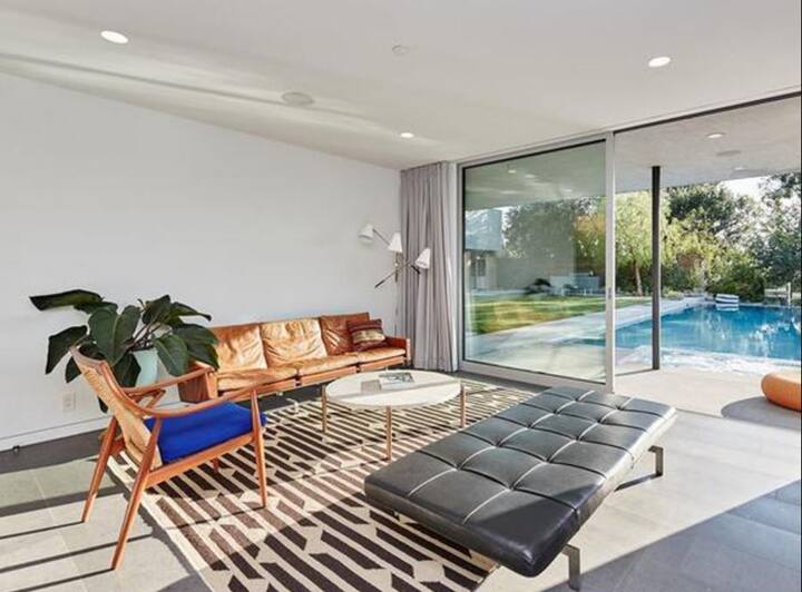 ਪ੍ਰਿਯੰਕਾ ਚੋਪੜਾ ਤੇ ਨਿੱਕ ਜੋਨਸ ਨੂੰ ਕੁੱਤਿਆਂ ਨਾਲ ਖਾਸ ਪਿਆਰ ਹੈ। ਉਨ੍ਹਾਂ ਕੋਲ ਡਾਇਨਾ ਤੇ ਗੀਨੋ ਨਾਂ ਦੇ ਕੁੱਤੇ ਹਨ।