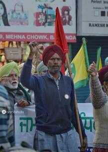 ਸੰਘਰਸ਼ ਕਰ ਰਹੇ ਕਿਸਾਨਾਂ ਦੇ ਹੱਕ 'ਚ ਆਵਾਜ਼ ਬੁਲੰਦ ਕਰਨ ਵੱਡੀ ਗਿਣਤੀ 'ਚ ਸੜਕਾਂ ਤੇ ਉਤਰੇ ਲੋਕ-ਵੇਖੋ ਤਸਵੀਰਾਂ