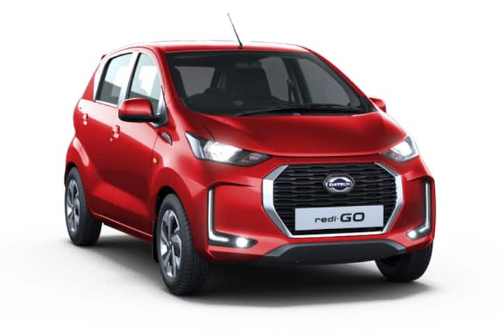 Datsun Redi-Go: ਇਸ ਕਾਰ ਵਿੱਚ 0.8 ਲਿਟਰ ਦਾ ਪੈਟਰੋਲ ਇੰਜਣ ਹੈ, ਜੋ 54 PS ਦੀ ਪਾਵਰ ਜੈਨਰੇਟ ਕਰਦਾ ਹੈ ਇਸ ਦੀ ਮਾਈਲੇਜ 22.7 ਕਿਲੋਮੀਟਰ ਪ੍ਰਤੀ ਲਿਟਰ ਤੱਕ ਦੀ ਮਾਈਲੇਜ ਦਿੰਦੀ ਹੈ। EBD ਨਾਲ ABS, ਡ੍ਰਾਈਵਰ ਸਾਈਡ ਏਅਰਬੈਗ, ਸੀਟ ਬੈਲਟ ਰੀਮਾਈਂਡਰ, ਰੀਅਰ ਪਾਰਕਿੰਗ ਸੈਂਸਰਜ਼ ਤੇ ਸਪੀਡ ਵਾਰਨਿੰਗ ਸਿਸਟਮ ਫ਼ੀਚਰਜ਼ ਦਿੱਤੇ ਗਏ ਹਨ। ਇਸ ਦੀ ਸ਼ੁਰੂਆਤੀ ਕੀਮਤ 2.80 ਲੱਖ ਰੁਪਏ ਹੈ।