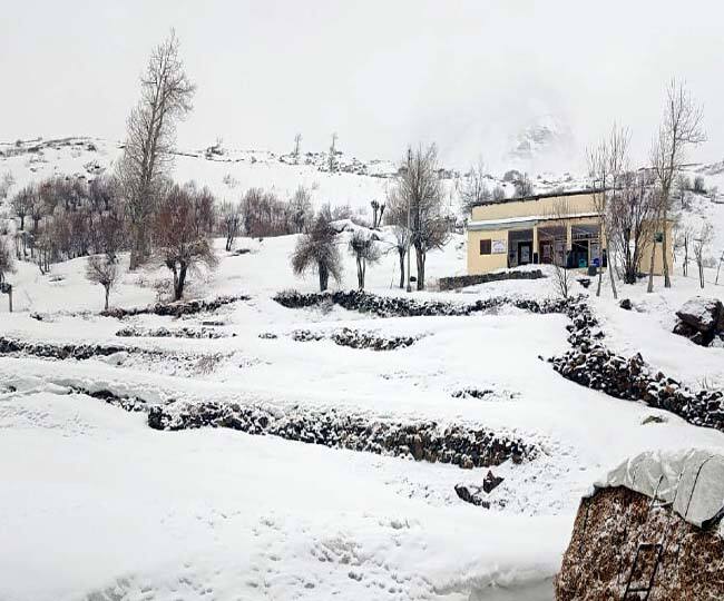 ਪਹਾੜਾਂ ਦੀ ਰਾਣੀ ਸ਼ਿਮਲਾ ਵਿੱਚ ਬਰਫਬਾਰੀ ਜਾਰੀ ਹੈ। ਇਹ ਸ਼ਿਮਲਾ ਸ਼ਹਿਰ ਵਿੱਚ 2021 ਦੀ ਪਹਿਲੀ ਬਰਫਬਾਰੀ ਹੈ। ਤਾਜ਼ਾ ਬਰਫਬਾਰੀ ਕਾਰਨ ਸ਼ਿਮਲਾ 'ਚ ਆਏ ਸੈਲਾਨੀਆਂ ਦੇ ਦਿਲਾਂ ਦੀਆਂ ਮਨੋਕਾਮਨਾਵਾਂ ਪੂਰੀਆਂ ਹੋ ਗਈਆਂ।