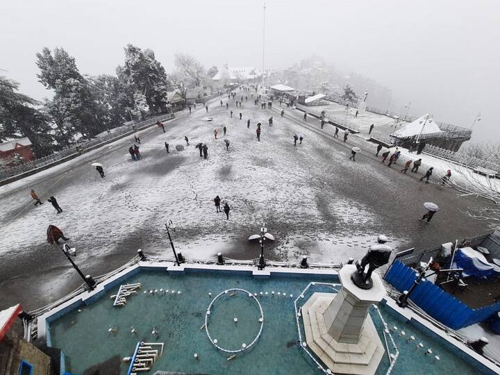 ਦੂਜੇ ਪਾਸੇ ਜ਼ਿਲ੍ਹਾ ਪ੍ਰਸ਼ਾਸਨ ਬਰਫਬਾਰੀ ਦੀ ਸਮੱਸਿਆ ਨਾਲ ਨਜਿੱਠਣ ਲਈ ਵੀ ਪੂਰੀ ਤਰ੍ਹਾਂ ਤਿਆਰ ਹੈ। ਡੀਸੀ ਸ਼ਿਮਲਾ ਆਦਿੱਤਿਆ ਨੇਗੀ ਦਾ ਕਹਿਣਾ ਹੈ ਕਿ ਸੜਕਾਂ ਖੋਲ੍ਹਣ ਲਈ ਮਸ਼ੀਨਰੀ ਤੇ ਲੇਬਰ ਲਗਾਈਆਂ ਗਈਆਂ ਹਨ। ਜੇਕਰ ਇੱਥੇ ਵਧੇਰੇ ਬਰਫਬਾਰੀ ਹੋਈ ਤਾਂ ਸੈਲਾਨੀਆਂ ਨੂੰ ਵੀ ਉਪਰਲੇ ਖੇਤਰਾਂ ਵਿੱਚ ਜਾਣ ਤੋਂ ਰੋਕਿਆ ਜਾਵੇਗਾ।