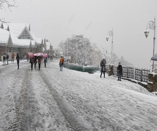 ਹਿਮਾਚਲ ਪ੍ਰਦੇਸ਼ ਵਿੱਚ ਭਾਰੀ ਬਰਫਬਾਰੀ ਤੇ ਬਾਰਸ਼ ਹੋਈ ਹੈ। ਬੁੱਧਵਾਰ ਰਾਤ ਤੋਂ ਬਾਅਦ ਹੁਣ ਵੀਰਵਾਰ ਦੀ ਸਵੇਰੇ ਵੀ ਮੈਦਾਨੀ ਇਲਾਕਿਆਂ ਵਿੱਚ ਮੀਂਹ ਪਿਆ ਹੈ। ਇਸ ਦੇ ਨਾਲ ਹੀ ਸ਼ਿਮਲਾ, ਮਨਾਲੀ ਸਮੇਤ ਉੱਚਾਈ ਵਾਲੇ ਇਲਾਕਿਆਂ ਵਿਚ ਭਾਰੀ ਬਰਫਬਾਰੀ ਹੋਈ ਹੈ।