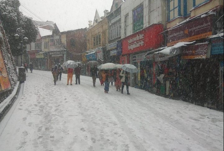 ਹਿਮਾਚਲ ਪ੍ਰਦੇਸ਼ ਦੀ ਰਾਜਧਾਨੀ ਸ਼ਿਮਲਾ ਵਿੱਚ ਵੀਰਵਾਰ ਸਵੇਰੇ ਇਸ ਸਾਲ ਦੀ ਪਹਿਲੀ ਬਰਫਬਾਰੀ ਹੋਈ। ਸ਼ਿਮਲਾ, ਕੁਫਰੀ, ਕੈਲੋਂਗ, ਕਲਪਾ ਤੇ ਸੂਬੇ ਦੇ ਕਈ ਉਚਾਈ ਵਾਲੇ ਖੇਤਰਾਂ ਵਿੱਚ ਵੀਰਵਾਰ ਸਵੇਰੇ ਬਰਫਬਾਰੀ ਹੋਈ।