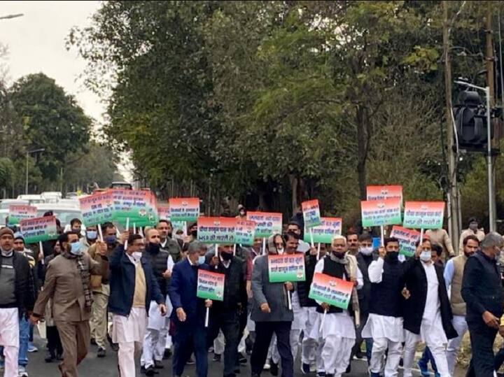 ਇਸ ਮਾਰਚ ਦੀ ਅਗਵਾਈ ਭੁਪੇਂਦਰ ਹੁੱਡਾ ਨੇ ਕੀਤੀ। ਦੱਸ ਦਈਏ ਕਿ ਕੇਂਦਰੀ ਖੇਤੀ ਕਾਨੂੰਨਾਂ ਦੇ ਵਿਰੋਧ ਵਿੱਚ ਕਿਸਾਨਾਂ ਦਾ ਪ੍ਰਦਰਸ਼ਨ ਪਿਛਲੇ ਢਾਈ ਮਹੀਨਿਆਂ ਤੋਂ ਚੱਲ ਰਿਹਾ ਹੈ। ਇਸ ਮੁੱਦੇ ਨੂੰ ਲੈ ਕੇ ਹਰਿਆਣਾ ਦੀ ਰਾਜਨੀਤੀ ਵੀ ਗਰਮਾ ਗਈ ਹੈ।